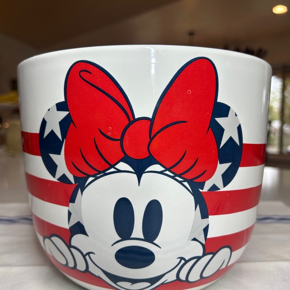 Disney Minnie Mouse Stars and Stripes  2 1/2 quart mixing bowl Red, Blue, White